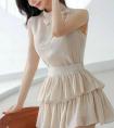 立领蝴蝶结束腰，双层荷叶边短裙，浅米色雪纺。