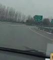 女子第一次上高速，结果万万没想到，网友：对着了但对错方向了